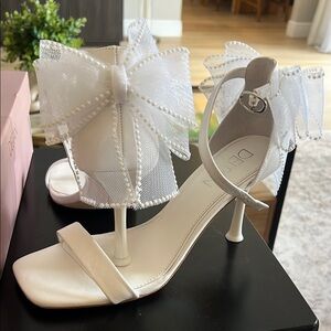 Del Tan White Bow Heels